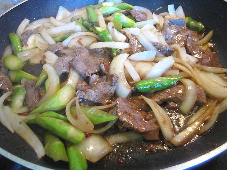 XO酱炒牛肉洋葱芦笋步骤12