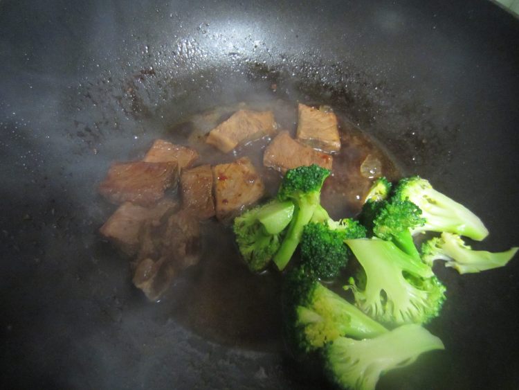 辣酱西兰花牛肉步骤7