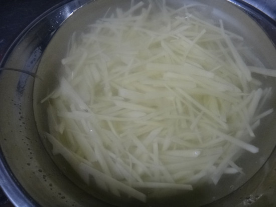 炒土豆箩卜丝步骤3