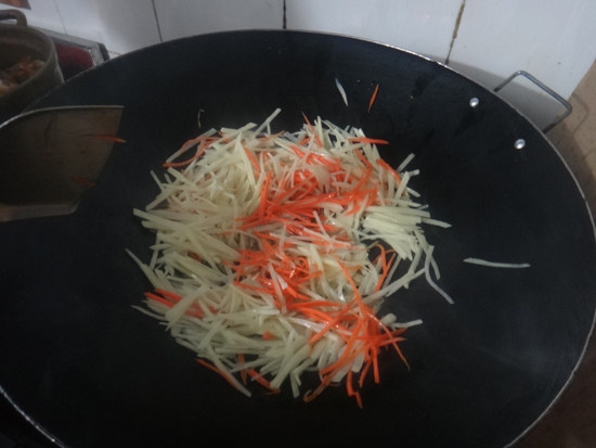 炒土豆箩卜丝步骤4