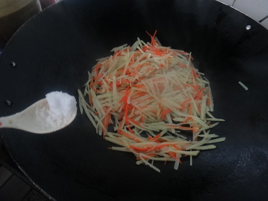 炒土豆箩卜丝步骤5