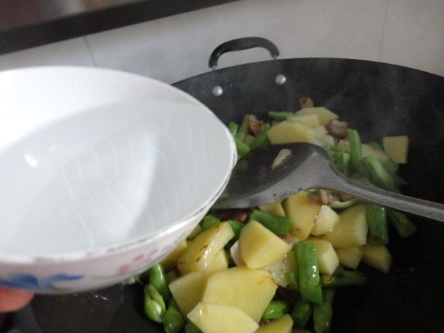 四季豆炒土豆步骤7