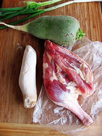 青萝卜煲鸭腿步骤1
