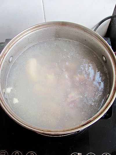 青萝卜煲鸭腿步骤2