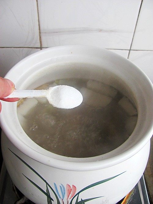 萝卜莲藕大骨汤步骤7