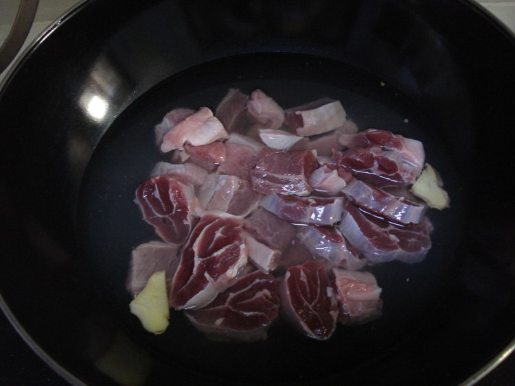 咖哩牛肉焖土豆步骤2