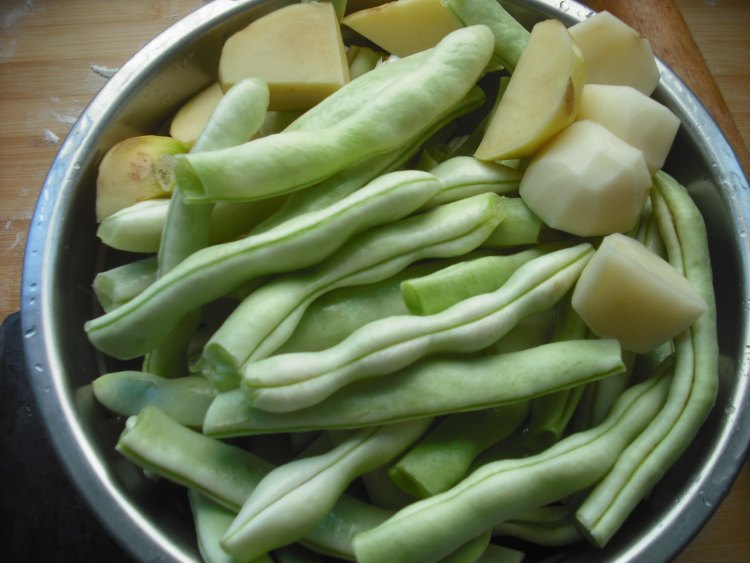 炖芸豆土豆肉片步骤1