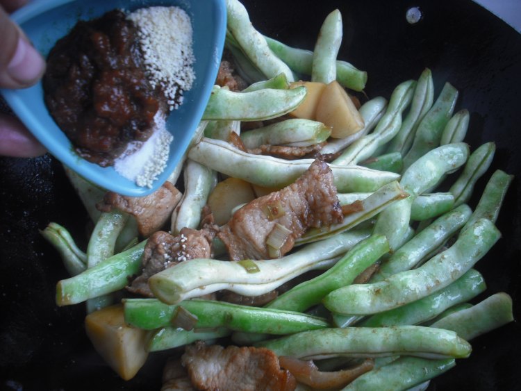 炖芸豆土豆肉片步骤6