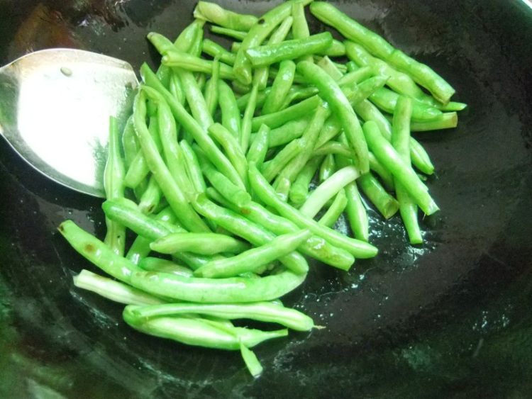 五花肉炖四季豆步骤1