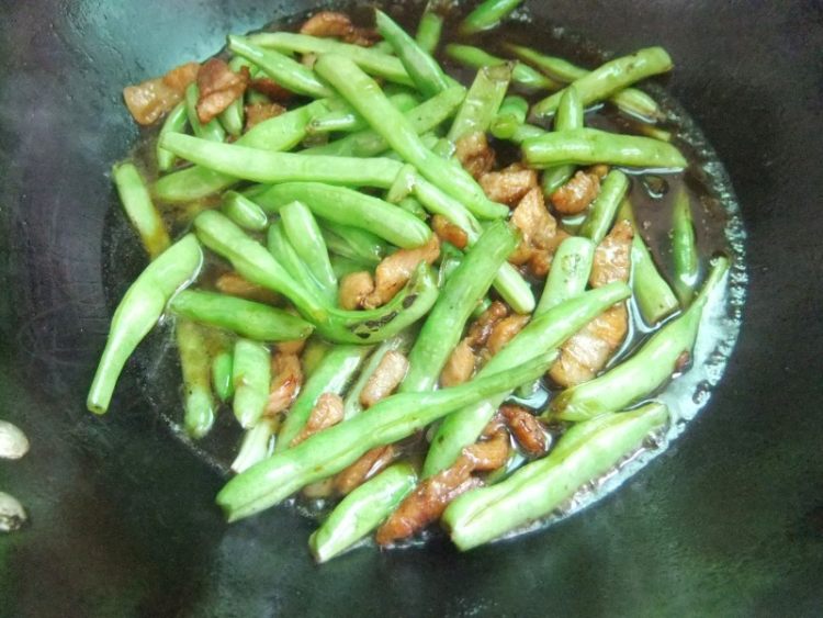 五花肉炖四季豆步骤5