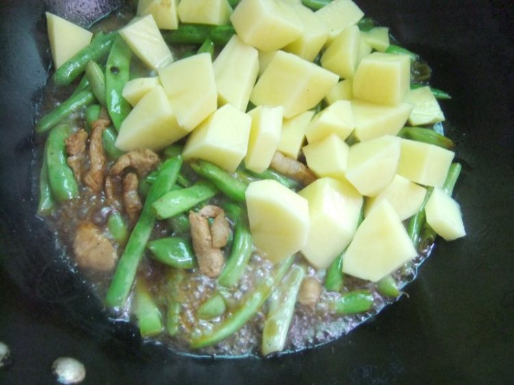 五花肉炖四季豆步骤6
