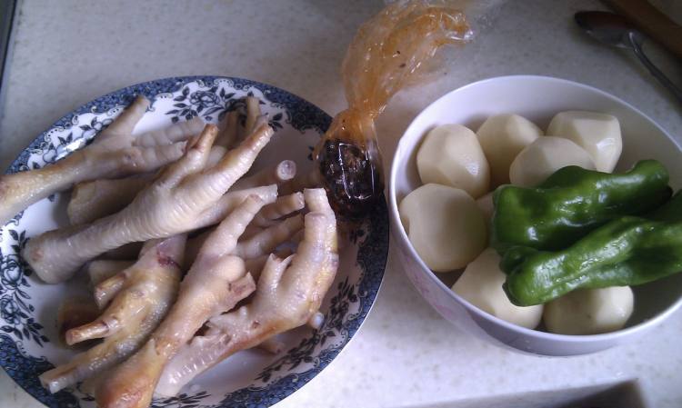 土豆烧鸡爪步骤1