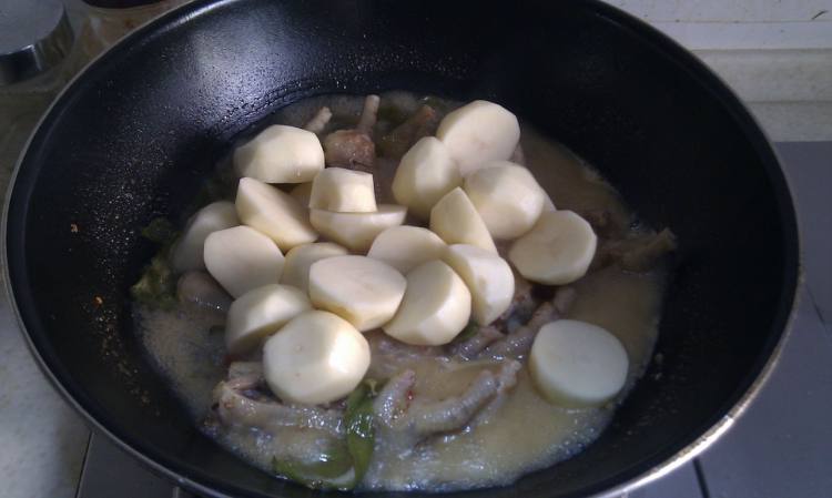 土豆烧鸡爪步骤7