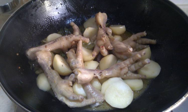 土豆烧鸡爪步骤8