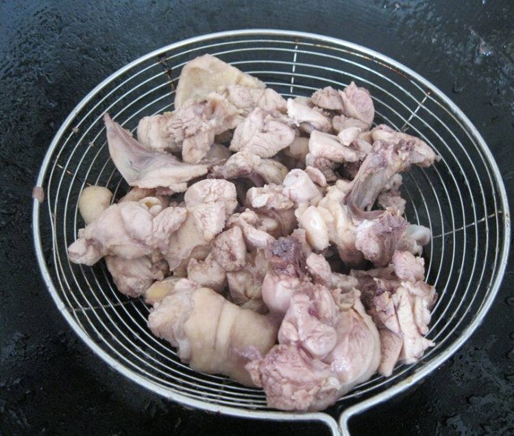 土豆烧鸡肉步骤1
