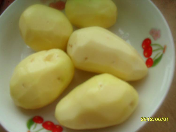 土豆炖鲜粉皮步骤1