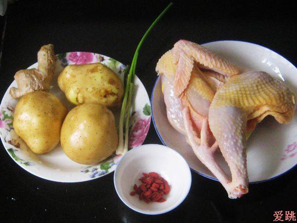 枸杞土豆草鸡煲步骤1