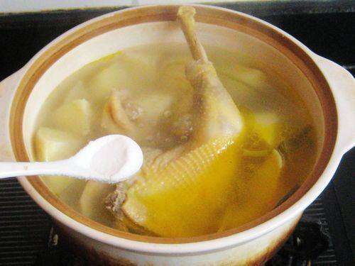 枸杞土豆草鸡煲步骤9