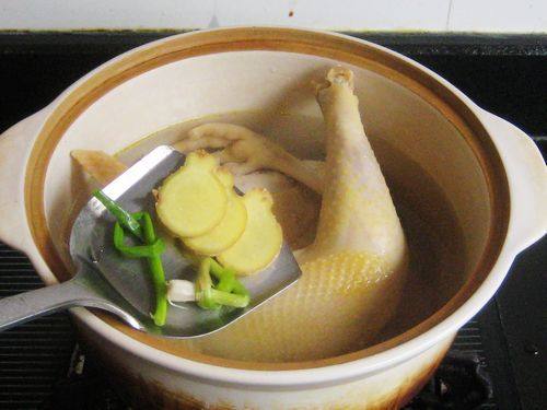 枸杞土豆草鸡煲步骤5