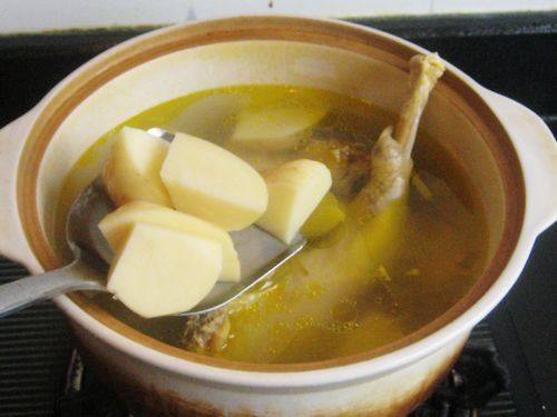 枸杞土豆草鸡煲步骤7