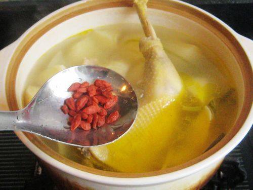 枸杞土豆草鸡煲步骤10