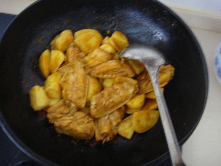 家常咖喱土豆鸡翅步骤4