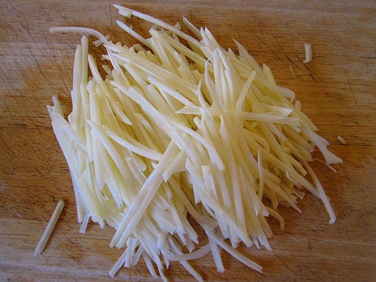 清炒土豆圆椒丝步骤1