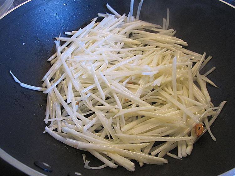 清炒土豆圆椒丝步骤5