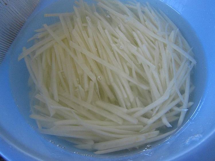 清炒土豆圆椒丝步骤2