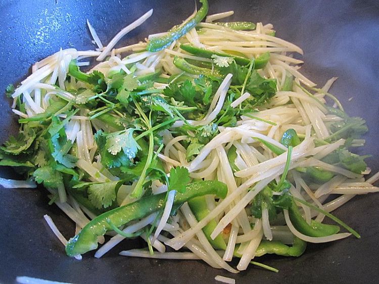 清炒土豆圆椒丝步骤8