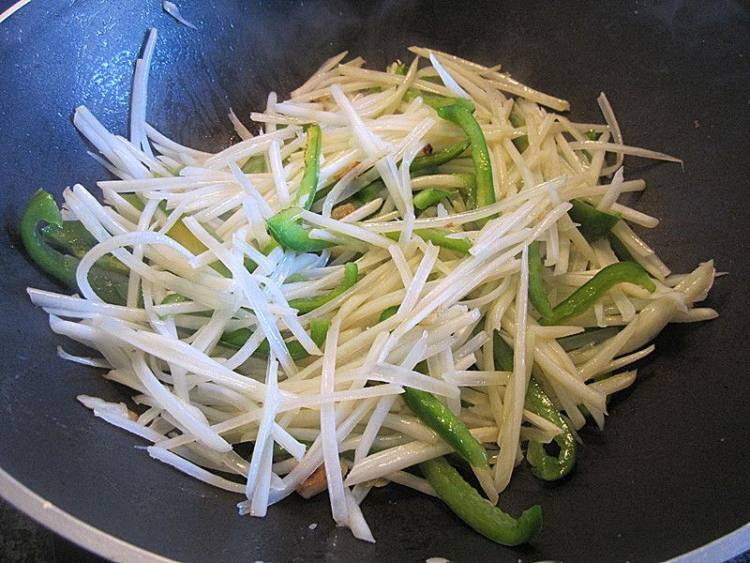清炒土豆圆椒丝步骤7