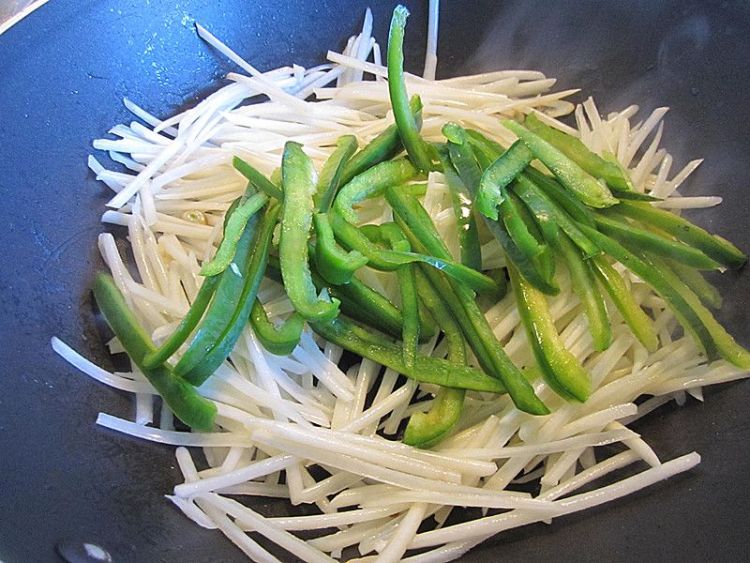 清炒土豆圆椒丝步骤6