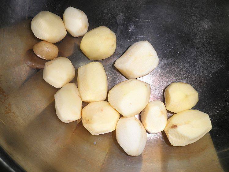 土豆炖鸡翅步骤2