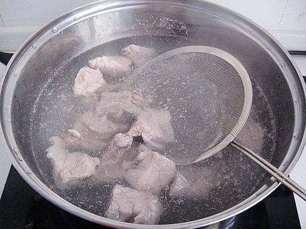 川味土豆烧排骨步骤2