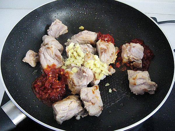 川味土豆烧排骨步骤5
