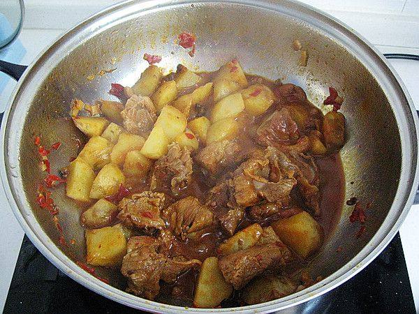 川味土豆烧排骨步骤9