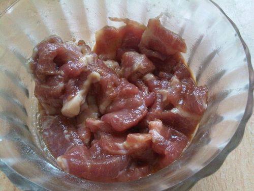 土豆黑木耳炒肉步骤3