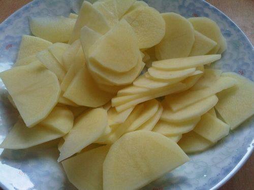 土豆黑木耳炒肉步骤1