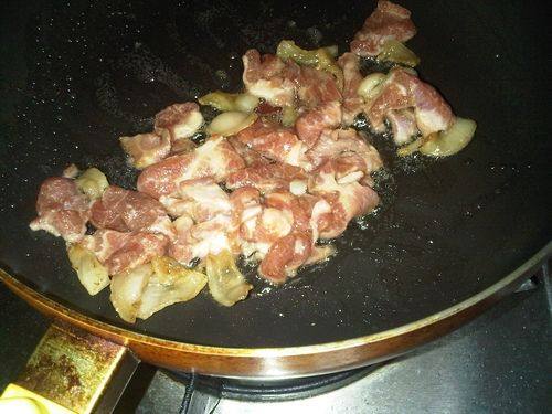 土豆黑木耳炒肉步骤6