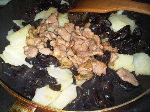 土豆黑木耳炒肉步骤9