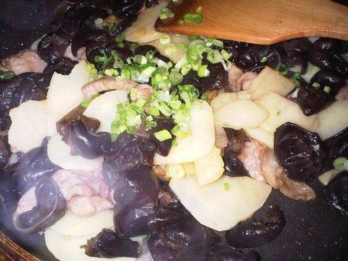 土豆黑木耳炒肉步骤10