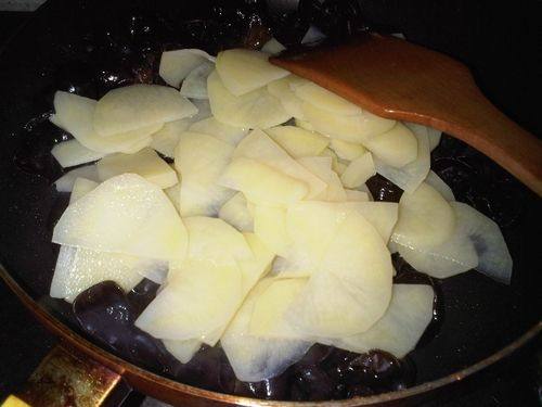 土豆黑木耳炒肉步骤8