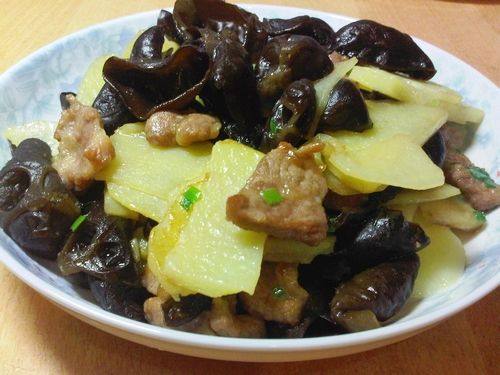 土豆黑木耳炒肉步骤11