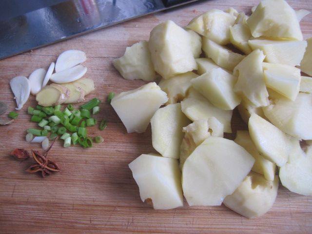 翅根炖土豆步骤2