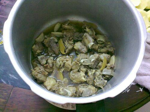 香芋土豆焖排骨步骤8