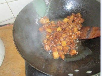 土豆焖肉步骤4