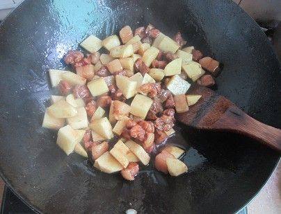 土豆焖肉步骤5
