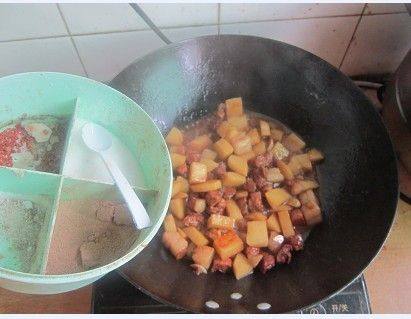 土豆焖肉步骤7