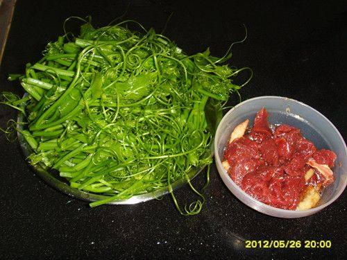 牛肉炒龙须菜步骤2