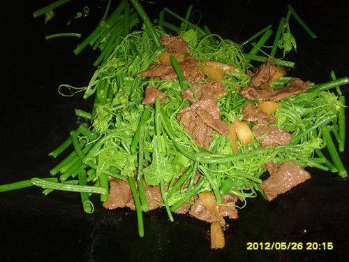 牛肉炒龙须菜步骤5